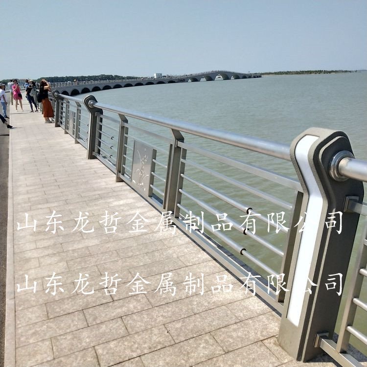 上海青浦區(qū)淀山湖上彩虹橋護(hù)欄工程案例